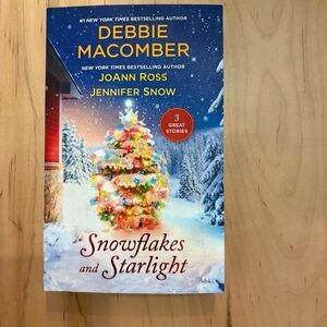 Snowflakes and Starlight: A Christmas Romance Novel – Debbie Macomber, Paperback